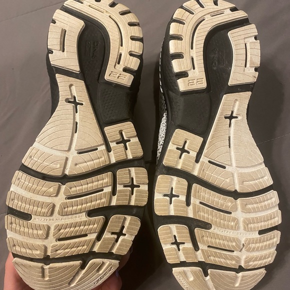 Womens size 10 Brooks Black, Grey, White. - Picture 6 of 7